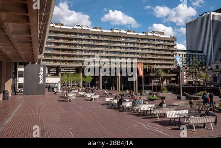 Barbican Lakeside Terrace. Die brutalistische Architektur rund um die Terrasse des Barbican Performing Arts Centers in der City of London. Stockfoto