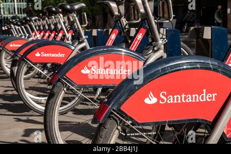 Santander cycles Dockingstation. Eine Reihe von London mieten Fahrräder mit ihrem prominenten Firmen-Sponsoring. Stockfoto