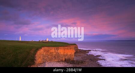 Nash Point Lighthouse in der Nähe von St Donats, Mid Glamorgan (Glamorgan Heritage Coast) Wales bei Sonnenuntergang Stockfoto