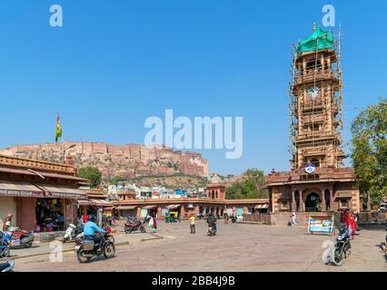 Der Clocktower (Ghanta Ghar) auf dem Sardar-Markt mit Mehrangarh Fort Behind, Jodhpur, Rajasthan, Indien Stockfoto