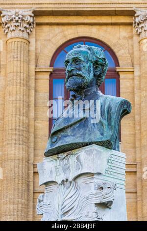 Statue von Giuseppe Verdi vor dem Theater Massimo Vittorio Emmanuele in der Altstadt von Palermo auf Sizilien Stockfoto