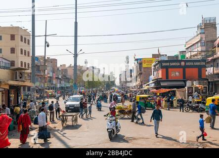 Nai Sarak, eine belebte Straße im Stadtzentrum, Jodhpur, Rajasthan, Indien Stockfoto