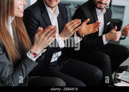 Geschäftsleute bei der Besprechung applaudieren und klatschen ihre Hände in Anerkennung Stockfoto