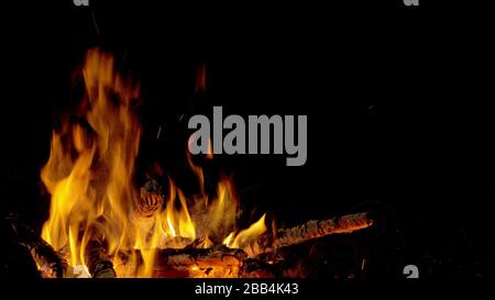 Feuer in der Natur. Bokeh aus dem Feuer. Bokeh aus dem Feuer. Verschwommene Hintergründe. Raumansichten. Funken fliegen wunderbar direkt bei Ihnen. Stockfoto