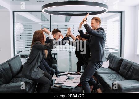 Glückliche Unternehmen Menschen Hände geben hohe fünf Stockfoto