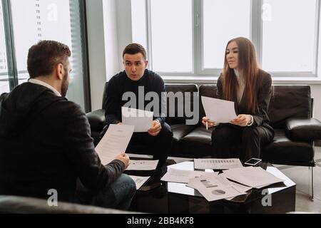 Attraktive Menschen hart arbeiten und Diskutieren bei einer Konferenz Stockfoto