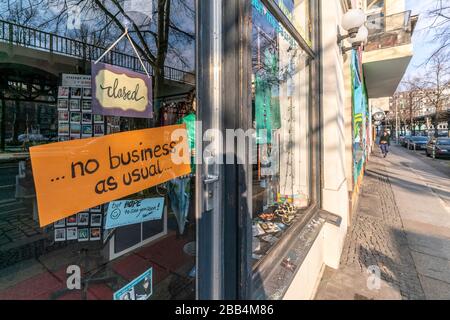 Fezzl aus zweiter Hand Laden am Schleischen Tor in Kreuzberg. Geschlossen wegen Convid-19, Friedrichshain, Berlin Stockfoto