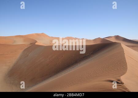 Blick von der Sanddüne Big Daddy in Richtung der Düne Big Mama im Sossusvlie Namib Nationalpark in Namibia Stockfoto