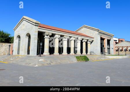 Touristeninformationszentrum in Mtshketa, vor der Kathedrale von Svetitskhoveli. Hilfe und Souvenirs für Touristen in Mtshketa, Georgia. Stockfoto