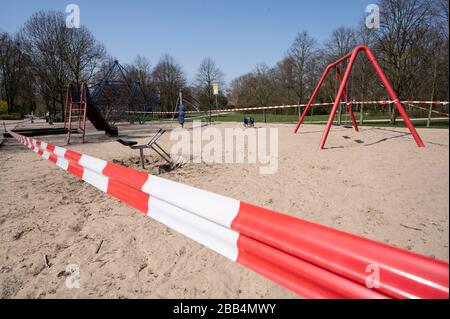 Sicherheitsmaßnahmen: Ein Spielplatz für Kinder ist geschlossen, um eine Ausbreitung der Virus-/Kovid-19-Krankheit während der Coronavirus-Pandemie zu vermeiden Stockfoto