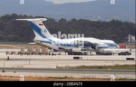 30. März 2020, Spanien, Palma de Mallorca: Ein russisches Frachtflugzeug der Volga-Dnepr Airlines steht nach der Landung auf dem Flughafen Palma de Mallorca. Sie hat sieben Tonnen medizinische Versorgung für die Insel geladen, die von der Regierung der Balearen im Kampf gegen das Coronavirus in China gekauft wurden. Foto: Clara Margais / dpa Stockfoto