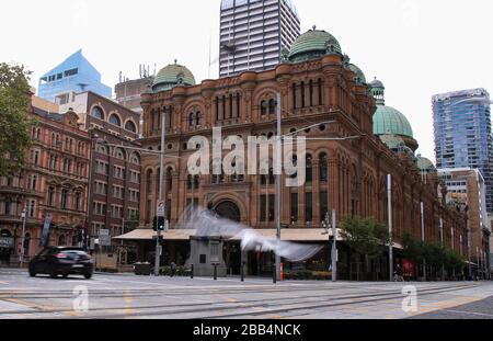 (200330) -- SYDNEY, 30. März 2020 (Xinhua) -- das Queen Victoria Building ist am 30. März 2020 in Sydney, Australien, zu sehen. Soziale Zusammenkünfte waren auf zwei Personen in wichtigen australischen Bundesstaaten beschränkt, da die Anzahl der COVID-19-Fälle landesweit 4.000 betrug und virenbedingte Todesfälle 18 erreichten. (Xinhua/Bai Xuefei) Stockfoto