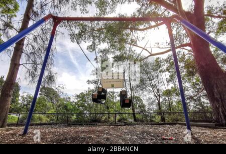 (200330) -- SYDNEY, 30. März 2020 (Xinhua) -- IN Sydney, Australien, ist AM 29. März 2020 eine Swing-Anlage geschlossen. Soziale Zusammenkünfte waren auf zwei Personen in wichtigen australischen Bundesstaaten beschränkt, da die Anzahl der COVID-19-Fälle landesweit 4.000 betrug und virenbedingte Todesfälle 18 erreichten. (Xinhua/Bai Xuefei) Stockfoto