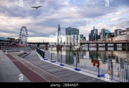 Sydney, Australien. März 2020. Darling Harbour ist am 30. März 2020 in Sydney, Australien, zu sehen. Soziale Zusammenkünfte waren auf zwei Personen in wichtigen australischen Bundesstaaten beschränkt, da die Anzahl der COVID-19-Fälle landesweit 4.000 betrug und virenbedingte Todesfälle 18 erreichten. Kredit: Bai Xuefei/Xinhua/Alamy Live News Stockfoto