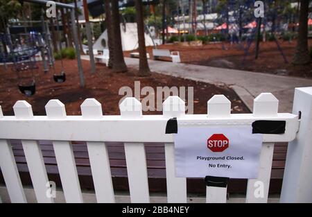 Sydney, Australien. März 2020. Ein Spielplatz ist am 30. März 2020 in Sydney, Australien, geschlossen. Soziale Zusammenkünfte waren auf zwei Personen in wichtigen australischen Bundesstaaten beschränkt, da die Anzahl der COVID-19-Fälle landesweit 4.000 betrug und virenbedingte Todesfälle 18 erreichten. Kredit: Bai Xuefei/Xinhua/Alamy Live News Stockfoto