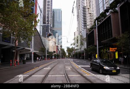 Sydney, Australien. März 2020. George Street ist am 30. März 2020 in Sydney, Australien, zu sehen. Soziale Zusammenkünfte waren auf zwei Personen in wichtigen australischen Bundesstaaten beschränkt, da die Anzahl der COVID-19-Fälle landesweit 4.000 betrug und virenbedingte Todesfälle 18 erreichten. Kredit: Bai Xuefei/Xinhua/Alamy Live News Stockfoto