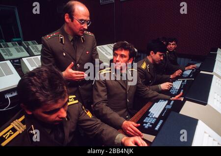 Moskau, UdSSR, August 1990; KGB höhere Hochschule - Computer verwenden. Stockfoto