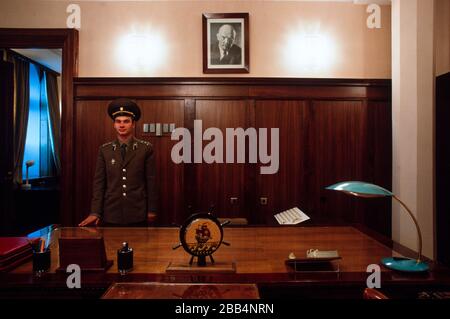 Moskau, UdSSR, August 1990; Ein KGB-Offizier steht im Büro von Juri Adropow, dem Leiter des KGB von 1967 bis 1982, im KGB-Hauptquartier im Lublianca-Gebäude. Stockfoto