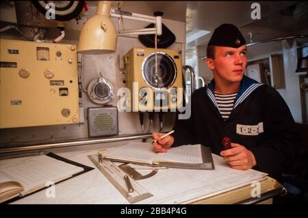 KGB-Jungmarine-Ratings im Navigationsraum an Bord eines Grenzfahrtschiffes auf dem Schwarzen Meer, der Krim, UdSSR, August 1990 Stockfoto