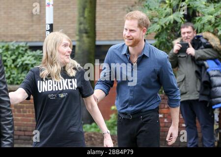 Duke of Sussex trifft am Freitag Jon Bon Jovi in den Abbey Road Studios, als der US-Rockstar eine spezielle Single zugunsten der Invictus Games Foundation aufgenommen hat. Abteistraße. London. 28.02.20 mit: Duke of Sussex Where: London, Großbritannien Wann: 28. Februar 2020 Credit: WENN.com Stockfoto