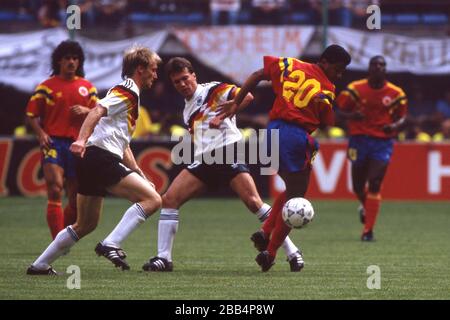 Hansi PFLUEGLER (links) und Lothar MATTHAEUS wehren die Angriffe der Kolumbianer Deutschland GER BRD - Kolumbien COL 1:1, Vorrunde, Endrunde 3. Spieltag, Gruppe D, 19. Juni 1990 in Mailand, Fußball-Weltmeisterschaft 1990 in Italien, 1989, © Einsatz weltweit Stockfoto