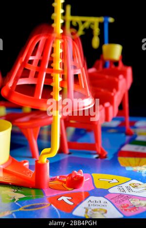 Gefangengenommene und gekaltete Plastikmaus auf der Mouse Trap, Mousetrap Boardspiel. Stockfoto