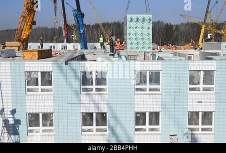 Moskau, Russland. März 2020. Am 28. März 2020 arbeiten Arbeiter auf der Baustelle eines provisorischen Krankenhauses in den Vororten Moskaus, Russlands. Russland baut sein erstes provisorisches Krankenhaus an einem Standort etwa 60 Kilometer südwestlich von Moskau, um die Pandemie von COVID-19 zu bekämpfen. (Sputnik/Handout über Xinhua) Credit: Xinhua/Alamy Live News Stockfoto