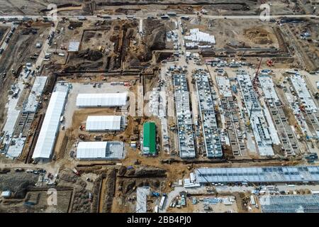 Moskau, Russland. März 2020. Das Luftbild vom 27. März 2020 zeigt die Baustelle eines provisorischen Krankenhauses in den Vororten Moskaus, Russlands. Russland baut sein erstes provisorisches Krankenhaus an einem Standort etwa 60 Kilometer südwestlich von Moskau, um die Pandemie von COVID-19 zu bekämpfen. (Sputnik/Handout über Xinhua) Credit: Xinhua/Alamy Live News Stockfoto