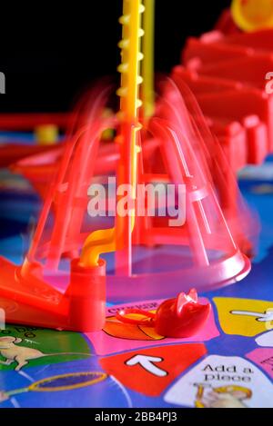 Gefangengenommene und gekaltete Plastikmaus auf der Mouse Trap, Mousetrap Boardspiel. Stockfoto