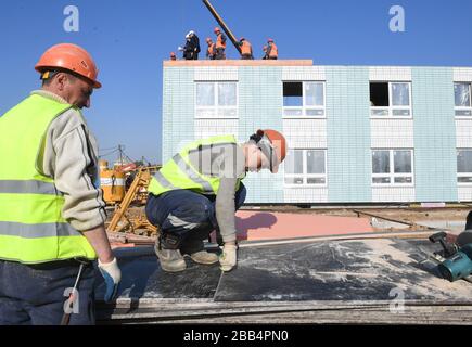 Moskau, Russland. März 2020. Am 28. März 2020 arbeiten Arbeiter auf der Baustelle eines provisorischen Krankenhauses in den Vororten Moskaus, Russlands. Russland baut sein erstes provisorisches Krankenhaus an einem Standort etwa 60 Kilometer südwestlich von Moskau, um die Pandemie von COVID-19 zu bekämpfen. (Sputnik/Handout über Xinhua) Credit: Xinhua/Alamy Live News Stockfoto