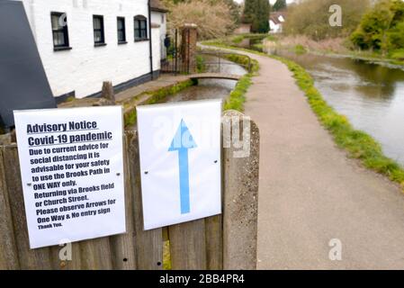 Loose Village, Kent, Großbritannien. März 2020. Das kleine Dorf Loose, in der Nähe von Maidstone in Kent, führt ein Einwegsystem auf dem beliebten schmalen Fußweg durch das Zentrum des Dorfstroms, um zu vermeiden, dass Menschen zu nahe kommen, die auf die andere Art und Weise Credit: PjrFoto/Alamy Live News kommen Stockfoto