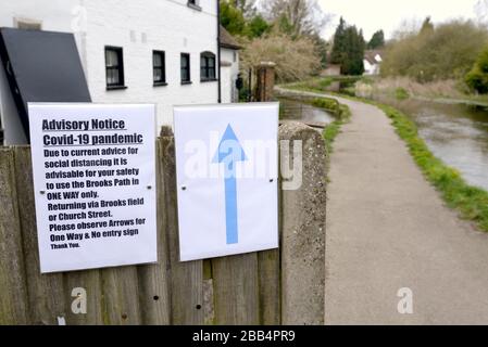 Loose Village, Kent, Großbritannien. März 2020. Das kleine Dorf Loose, in der Nähe von Maidstone in Kent, führt ein Einwegsystem auf dem beliebten schmalen Fußweg durch das Zentrum des Dorfstroms, um zu vermeiden, dass Menschen zu nahe kommen, die auf die andere Art und Weise Credit: PjrFoto/Alamy Live News kommen Stockfoto