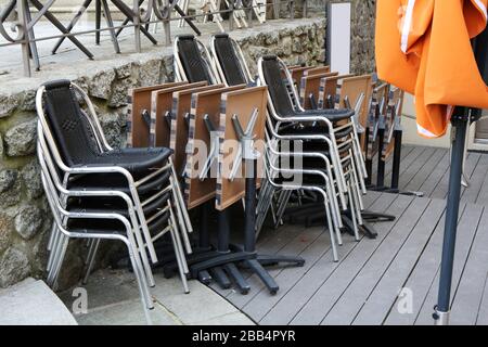 Tische und Chaises de bistrot entassées devant un Restaurant. Verwaltung von Fermetten. Coronavirus. Covid-19. Saint-Gervais-les-Bains. Savoie. Stockfoto