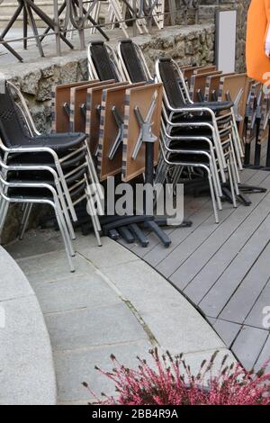 Tische und Chaises de bistrot entassées devant un Restaurant. Verwaltung von Fermetten. Coronavirus. Covid-19. Saint-Gervais-les-Bains. Savoie. Stockfoto