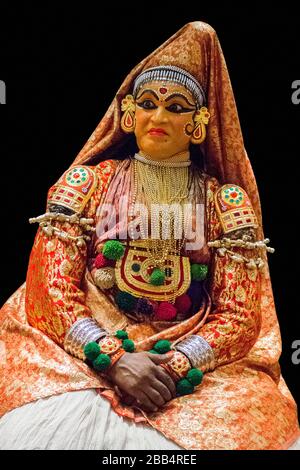 Traditionelle Kathakali Hindu-Performer isoliert auf schwarzem Hintergrund, Performance-Kunst in Kerala Stockfoto