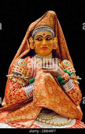 Traditionelle Kathakali Hindu-Performer isoliert auf schwarzem Hintergrund, Performance-Kunst in Kerala Stockfoto