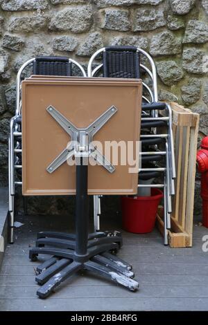 Tische und Chaises de bistrot entassées devant un Restaurant. Verwaltung von Fermetten. Coronavirus. Covid-19. Saint-Gervais-les-Bains. Savoie. Stockfoto