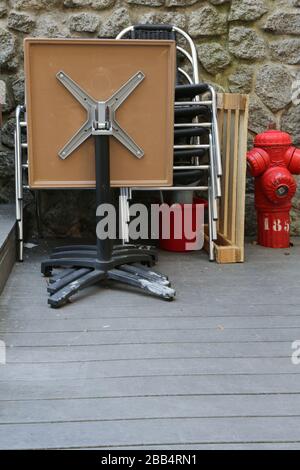 Tische und Chaises de bistrot entassées devant un Restaurant. Verwaltung von Fermetten. Coronavirus. Covid-19. Saint-Gervais-les-Bains. Savoie. Stockfoto