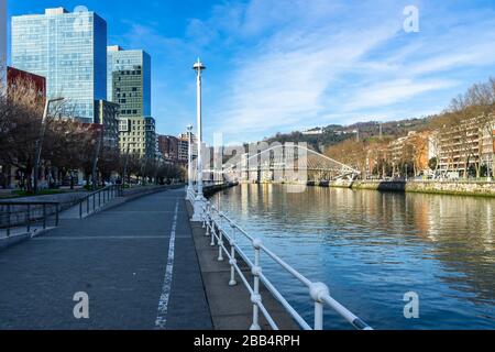 Nahaufnahme der Uferpromenade von Bilbao und der Zubizuri-Brücke Am Fluss Nervion Stockfoto