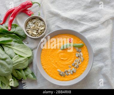 Gerösteter Kürbis und Karottensuppe mit Sahne Stockfoto