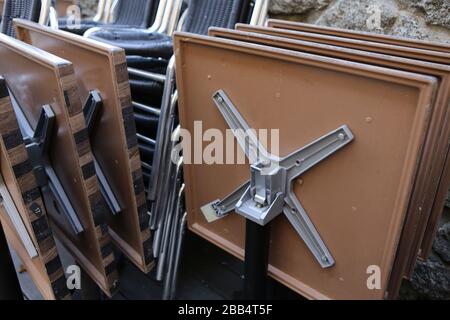 Chaises et tables de bistrot entassées devant un Restaurant. Verwaltung von Fermetten. Coronavirus. Covid-19. Saint-Gervais-les-Bains. Savoie. Stockfoto