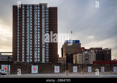 Spekulant, New York, USA. März 28.2020. Blick auf die Innenstadt von Syracuse, New York, über eine alte Betonbahn mit den historischen AXA Towers und Marriott hinaus Stockfoto