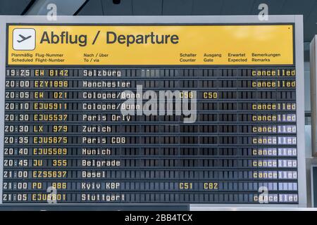 Tegel Flughafen Anzeigetafel mit engen engen Flügen vom Flughafen Tegel wegen Coronavirus und Reisebezügen Stockfoto