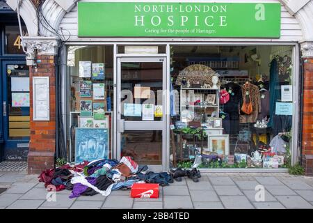 Coronavirus Covid-19-Mitteilungen im Charity Shop-Fenster in Muswell Hill London, 29. März 2020 Stockfoto