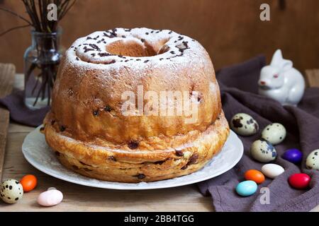 Reindling, deutscher und österreichischer osterkuchen in oster-dekoration. Rustikaler Stil. Stockfoto