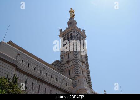 Marseille: Basilique Notre-Dame de la Garde, la Bonne Mère. Die Basilika unserer Lieben Frau von der Garde, ein berühmtes Denkmal für die Religion Stockfoto