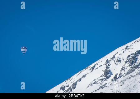 Heißluftballon über den Berg fliegen Stockfoto