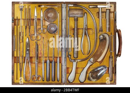 Holzkoffer mit chirurgischen Geräten, isoliert auf weißem Grund Stockfoto