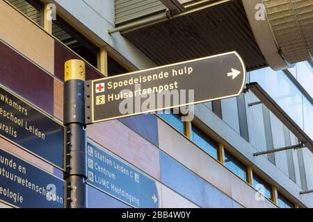 Leiden, Niederlande - 17. Januar 2020: Wegweiser mit dem niederländischen Text für "Notfallmedizin" und "Hausärztezentrum" in Leiden, dem Stockfoto