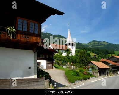 Die Michaelskirche bei Erlenbach-im-Simmental, Schweiz. Das Dorf war der Geburtsort von Jokob Amman, Gründer der Amisch-Bewegung. Stockfoto